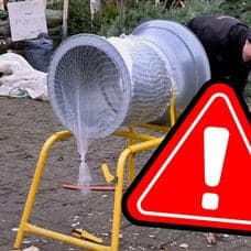 Julgranshandlare och pyntad gran.