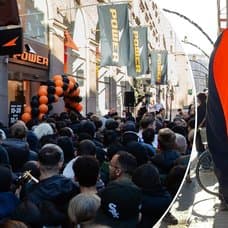 Köer i centrala Stockholm när Power öppnar nu butik och en person i Power-kläder.