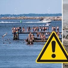 En svensk badplats med brygga och massa personer