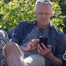 Man med mobil och en Samsung Galaxy S26