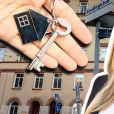 Lägenhetsbyggnad i bakgrunden. En utklippt hand med en husnyckel i till vänster. En utklippt bild på Astrid Skogh höger.