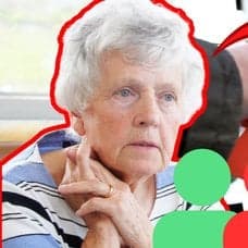 Äldre orolig dam vänster. Orangea pensions-kuvertet höger. Fyra siluetter av personer utklippta vänster, tre av dem är gröna och en är röd.