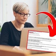 Kvinna framför dator och SCB:s skylt