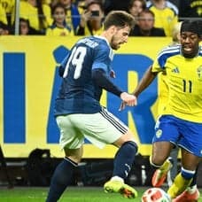 Sveriges Anthony Elanga mellan Greklands Giorgos Kiriakopoulos och Greklands Nectarios Triantis under torsdagens träningslandskamp i fotboll mellan Sverige och Grekland.