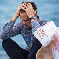En uppiven man, pengar och en avbetalningsplan på en faktura.