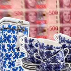 Sedlar av valören 500 kronor, Mon Amie-kaffeburk och koppar med fat.