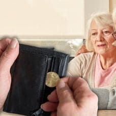 Äldre par, en plånbok med ett mynt i och en annan plånbok sedlar i.