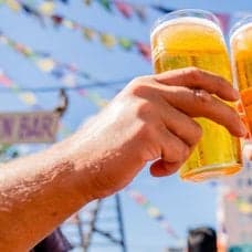 Bild på två som skålar i öl på en uteservering.