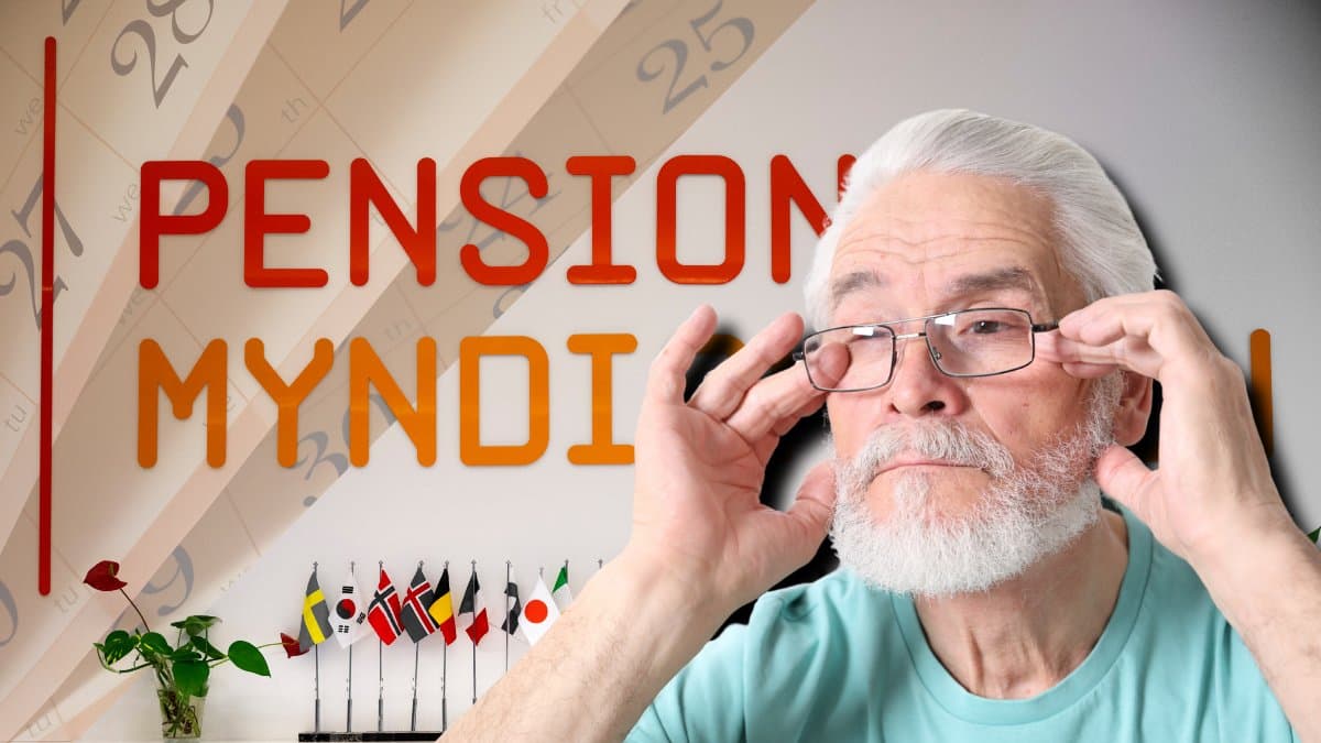 En kalender som bläddras i vänstra översta hörnet. En utklippt bild på en äldre man som rättar till glasögonen till höger. Pensionsmyndigheten-skylt i bakgrunden.