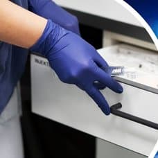 Sjukhuspersonals handske vänster, blåljus höger.