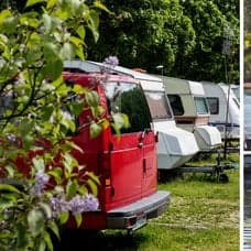 Flera husbilar på parkering och en skylt där det står här badar och solar vi nakna.
