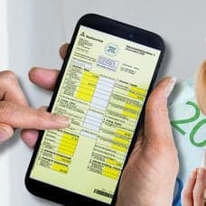 Inkomstdeklaration i Skatteverkets app, bekymrad kvinna och svenska sedlar