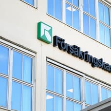 Försäkringskassa-skylt på en byggnad.