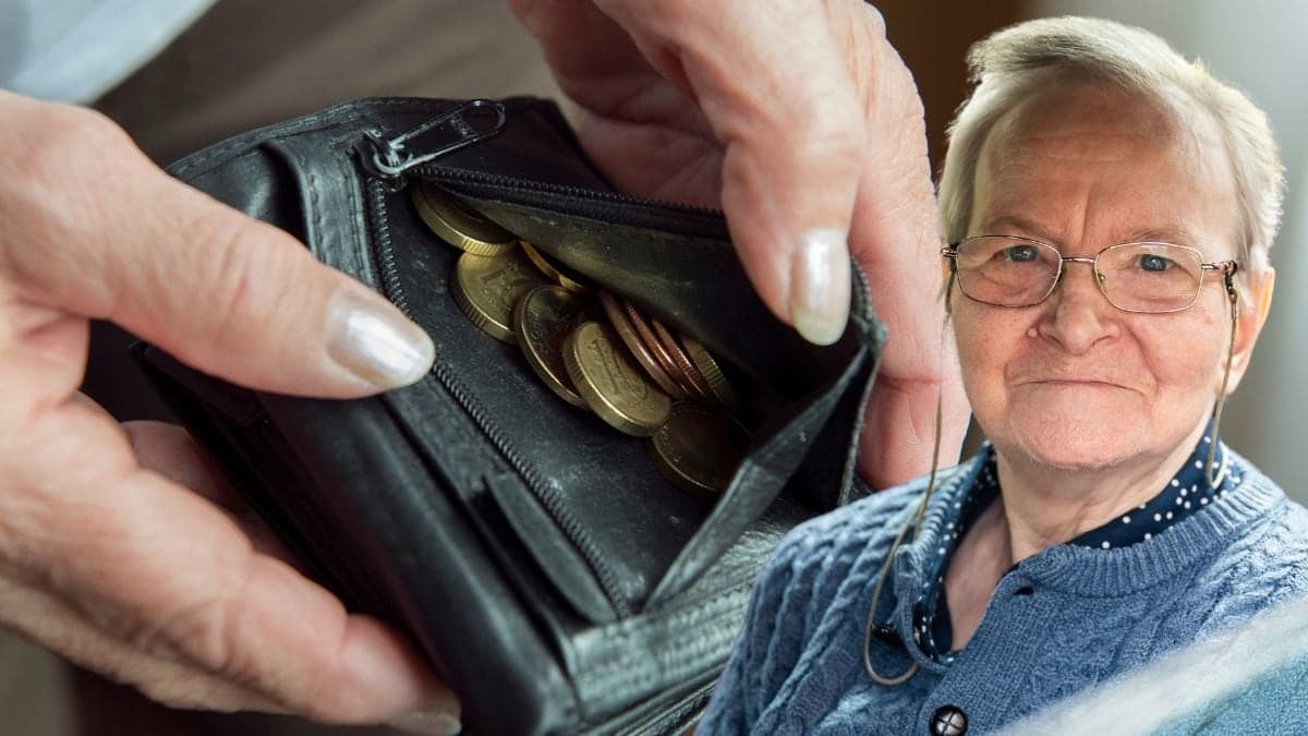 En plånbok med mynt i och en äldre kvinna.