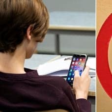 Pojke med mobil i skolan och en skylt som indikerar mobilförbud.
