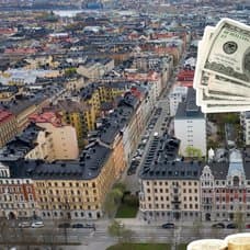 Bild från övreperspektiv på ÖStermalm. En mynthög till höger utklippt. En hand som håller ut kontanter utklippt höger.