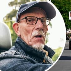 Äldre man i bil och en poliseskort