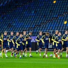 Eric Smith lämnar samlingen.