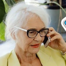 Kvinna i telefonsamtal och Telenors varning i mobilen