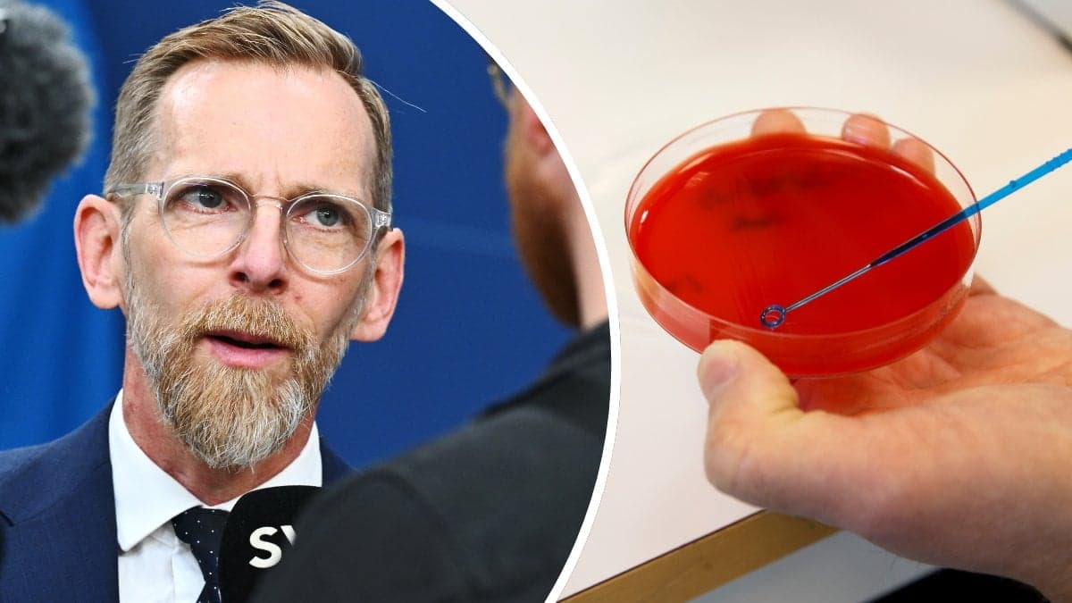 Socialminister Jakob Forssmed (KD) på en pressträff i höstas där Sveriges nya strategi för att motverka antimikrobiell resistens presenterades vänster. Antibiotika-odling höger.