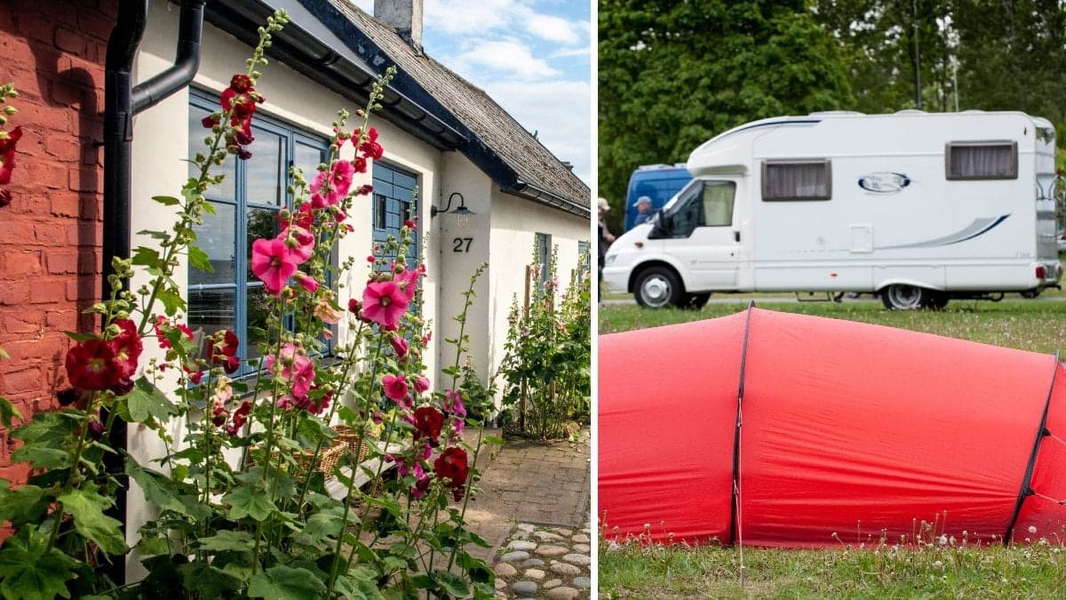 Bild på sommarhus med stockrosor utanför och en husbil på camping.