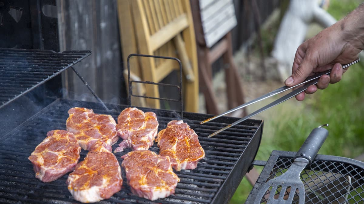 Bild på kött som ligger på grillen.