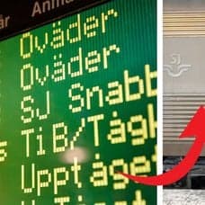 Tågtabell till vänster, en person hoppar på ett SJ-tåg till höger. En röd varingskylt till höger. En röd pil pekar på tågtids-tabellen.