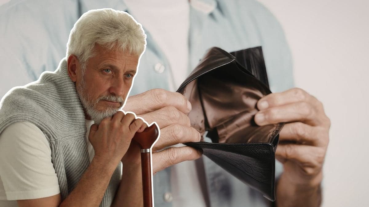 En ledsen äldre man med en käpp och en person som håller i en tom plånbok.
