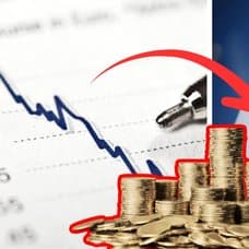 Graf till vänster, utklippta mynt i en hög i mitten. Hand som håller brev från CSN till höger. En röd pil pekar på vänstra bilden till den högra.