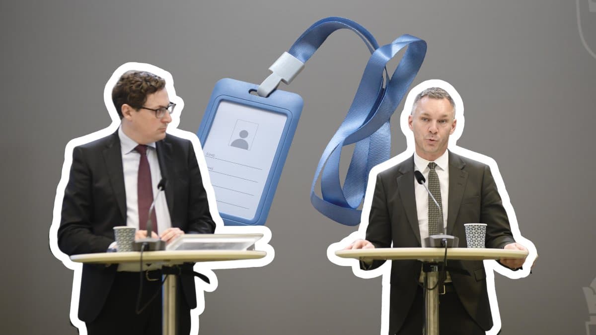 Civilminister Erik Slottner håller en pressträff 2023 när förslaget om ett statligt e-legitimation lyftes.I bakgrunden ligger en utklippt bild på ett ID-kort.