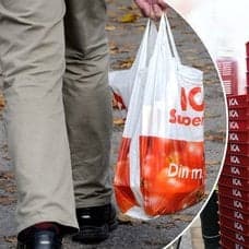 Bilder på en Ica-kasse och Icas kundkorgar.