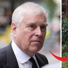 Prins Andrew till vänster. En skylt där det står Marsh Farm till höger.