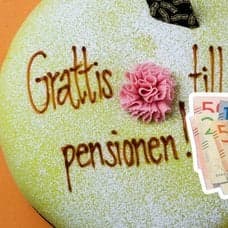 Grattis till pensionen-tårta och plånbok med sedlar i olika valörer.