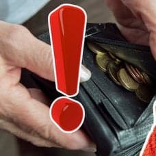 Plånbok med mynt i och en äldre kvinna som pratar i telefon.