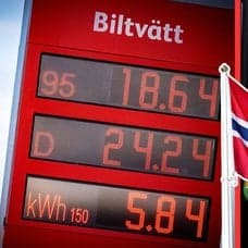 Norrmännen köar för billigare svensk bensin.