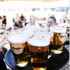 Ölservering och norska supportrar.