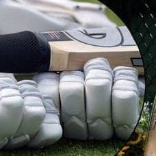 Bild på minnesplats och cricketmaterial.