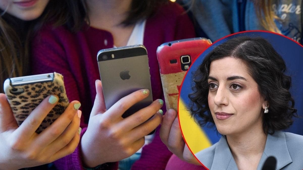 Barn scrollar i mobiler, Simona Mohamsson.