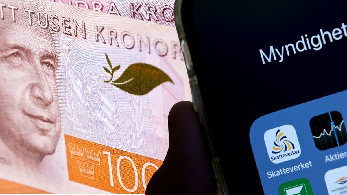 En tusenlapp och en mobil med Skatteverkets app synlig.