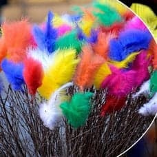 Påskris med fjädrar.