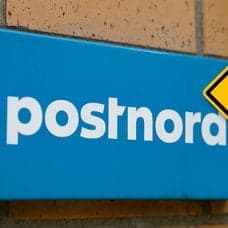 Bild på Postnord-loggan och ett paketskåp.