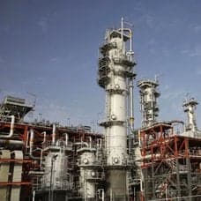 Gasfältet South Pars i Iran samt en person som tankar bilen.