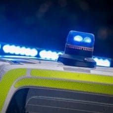 Blåljus vänster. Polistejp höger.