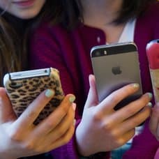 Barn scrollar i mobiler, Simona Mohamsson.