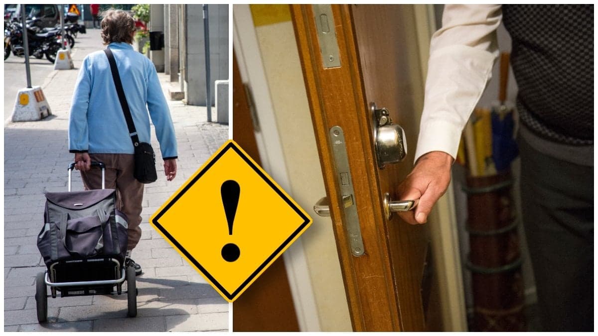Äldre kvinna med dramatenväska och en man som öppnar en ytterdörr.