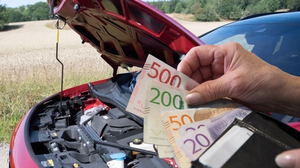 Bil med öppen motorhuv och pengar i en plånbok.
