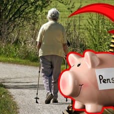 Gammal dam bakifrån. Mynt under en dragkedja höger. Spargris med text Pension på i mitten.
