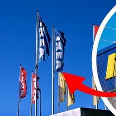 Ikea-flaggor vänster. Ikea-skylt höger. Röd pil pekar på flaggorna.