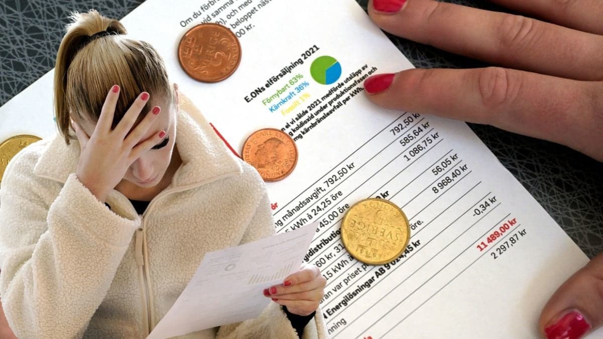 Kvinna läser av sin elräkning och i bakgrunden syns el hög elräkning.