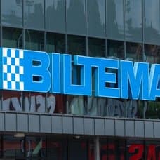 Bild på Biltema och en korv med bröd.